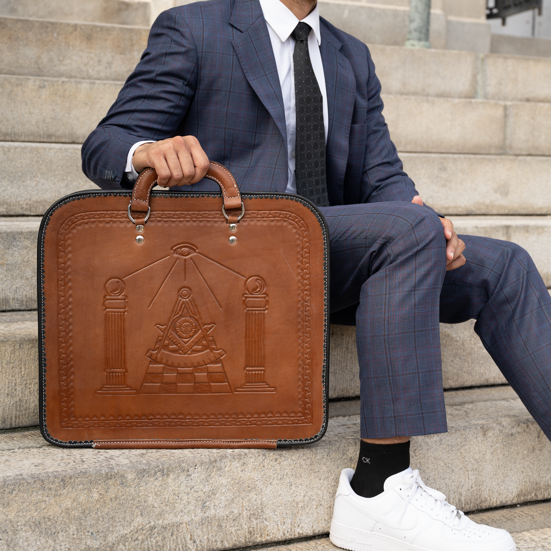 Mosaic Expression Hand-Carved Brown Leather Apron Case – Exquisite Masonic Craftsmanship, Symbolic Engraving & Premium Materials